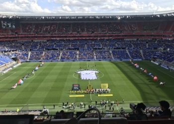 Hinchas del Lyon aprovechan que los ven en China para unirse a una protesta política