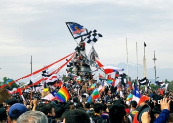 Hinchas de Colo Colo y la U. de Chile, unidos para protestar contra el gobierno chileno