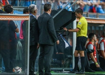 Michel Platini y el VAR: “Es una hermosa mier…”