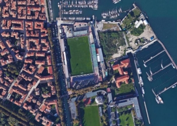 El estadio de fútbol al que se llega en lancha. La historia del Pier Luigi Penzo