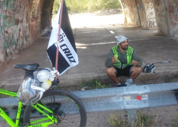 Viajó en bicicleta para ver a su equipo. Cuando llegó, los jugadores lo invitaron a desayunar