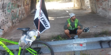 Viajó en bicicleta para ver a su equipo. Cuando llegó, los jugadores lo invitaron a desayunar