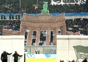 Hertha Berlín rindió un sentido homenaje por los 30 años de la caída del muro