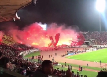 Espectacular tifo: ¡Un Dragón en movimiento!