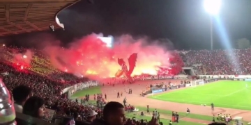 Espectacular tifo: ¡Un Dragón en movimiento!