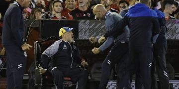 Sacarán a la venta 10 sillones como el que usó Diego Maradona