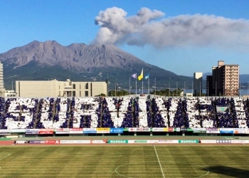 El estadio donde juegan está a 16 kilómetros de un volcán
