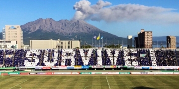 El estadio donde juegan está a 16 kilómetros de un volcán
