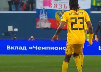 Jugó 12 minutos del segundo tiempo con la camiseta equivocada