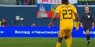 Jugó 12 minutos del segundo tiempo con la camiseta equivocada