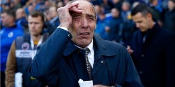 El llanto de un ídolo cuando es homenajeado por todo un estadio