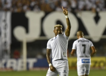 Festejó un gol recreando los movimientos de los árbitros cuando acuden al VAR