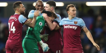 Debutó en la Premier League con 33 años y lloró de la emoción