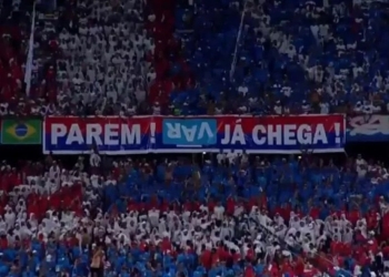 El partido no se jugó hasta que fue retirado un cartel en contra el VAR