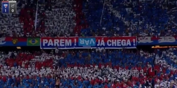 El partido no se jugó hasta que fue retirado un cartel en contra el VAR