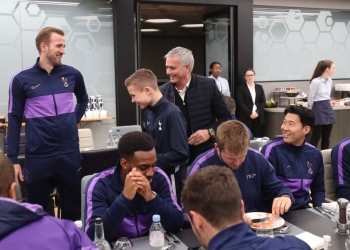 El recogepelotas elogiado por Mourinho almorzó con los jugadores del Tottenham