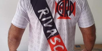 Hinchas de Vasco da Gama hicieron camiseta para apoyar a River Plate