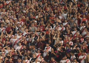 Vende su colección de camisetas de River para ir a la final de la Copa Libertadores