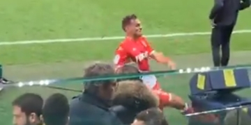 Lo expulsaron y destrozó con una patada la pantalla del VAR