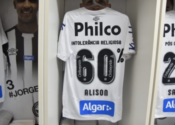 La camiseta especial que lucieron los jugadores del Santos FC para combatir el racismo