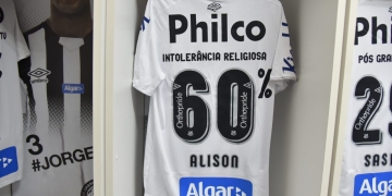 La camiseta especial que lucieron los jugadores del Santos FC para combatir el racismo