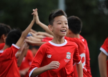 ¡Las escuelas de fútbol del Liverpool reciben jugadores de todo el mundo!