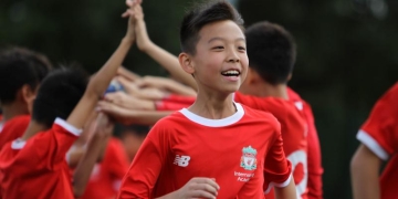 ¡Las escuelas de fútbol del Liverpool reciben jugadores de todo el mundo!