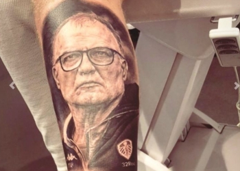 Pagó una fortuna por un tatuaje especial… ¡De Marcelo Bielsa!