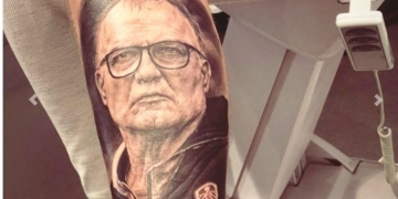 Pagó una fortuna por un tatuaje especial… ¡De Marcelo Bielsa!