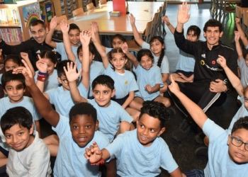Jugadores del Wolverhampton dictaron clases en una escuela primaria