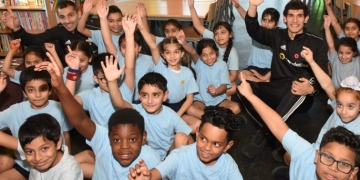 Jugadores del Wolverhampton dictaron clases en una escuela primaria