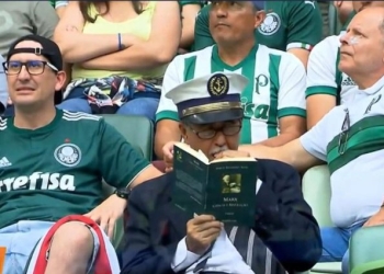 Expulsaron del estadio a un hincha del Palmeiras porque leía a Karl Marx