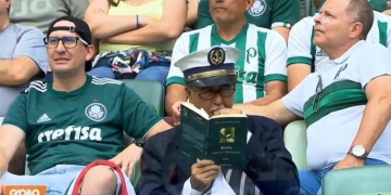 Expulsaron del estadio a un hincha del Palmeiras porque leía a Karl Marx