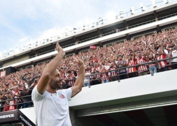 Estudiantes de La Plata recogió juguetes nuevos en la bienvenida a Mascherano
