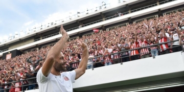 Estudiantes de La Plata recogió juguetes nuevos en la bienvenida a Mascherano