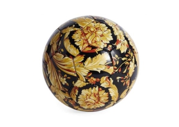 Versace lanza balones deportivos con estampado Barroco