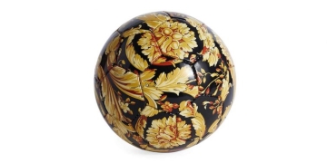 Versace lanza balones deportivos con estampado Barroco