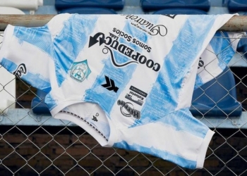 ¡Sus nuevas camisetas están inspiradas en poemas!