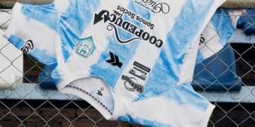 ¡Sus nuevas camisetas están inspiradas en poemas!