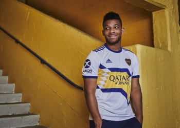 Frank Fabra está deslumbrado con los carros de un compañero suyo en Boca