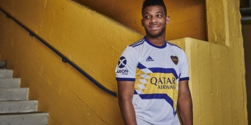 Frank Fabra está deslumbrado con los carros de un compañero suyo en Boca