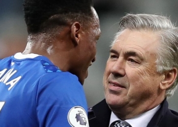 Carlo Ancelotti con sus dirigidos, incluyendo a los colombianos