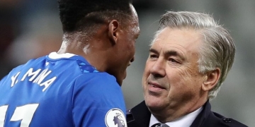 Carlo Ancelotti con sus dirigidos, incluyendo a los colombianos