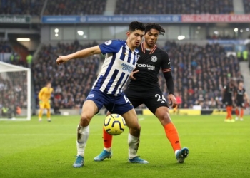 Steven Alzate jugó como lateral derecho con el Brighton