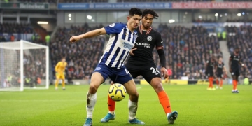 Steven Alzate jugó como lateral derecho con el Brighton