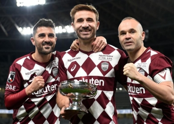¿Con cuáles guayos juega Andrés Iniesta?