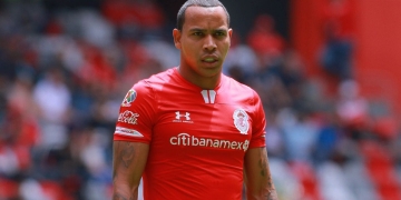 La molestia de Felipe Pardo por tapar su manilla de Colombia