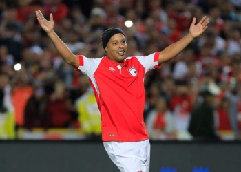 Ronaldinho volvió a emocionar a la hinchada de Santa Fe