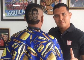 ¡El corte de pelo en homenaje a Matías Pisano!