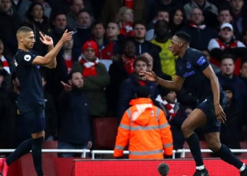 Primero el baile y luego asistencia de Yerry Mina vs. Arsenal